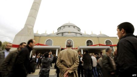 Almaniyada kilsələr bağlanır, məscidlər açılır, xristianlar təşvişə düşüb...