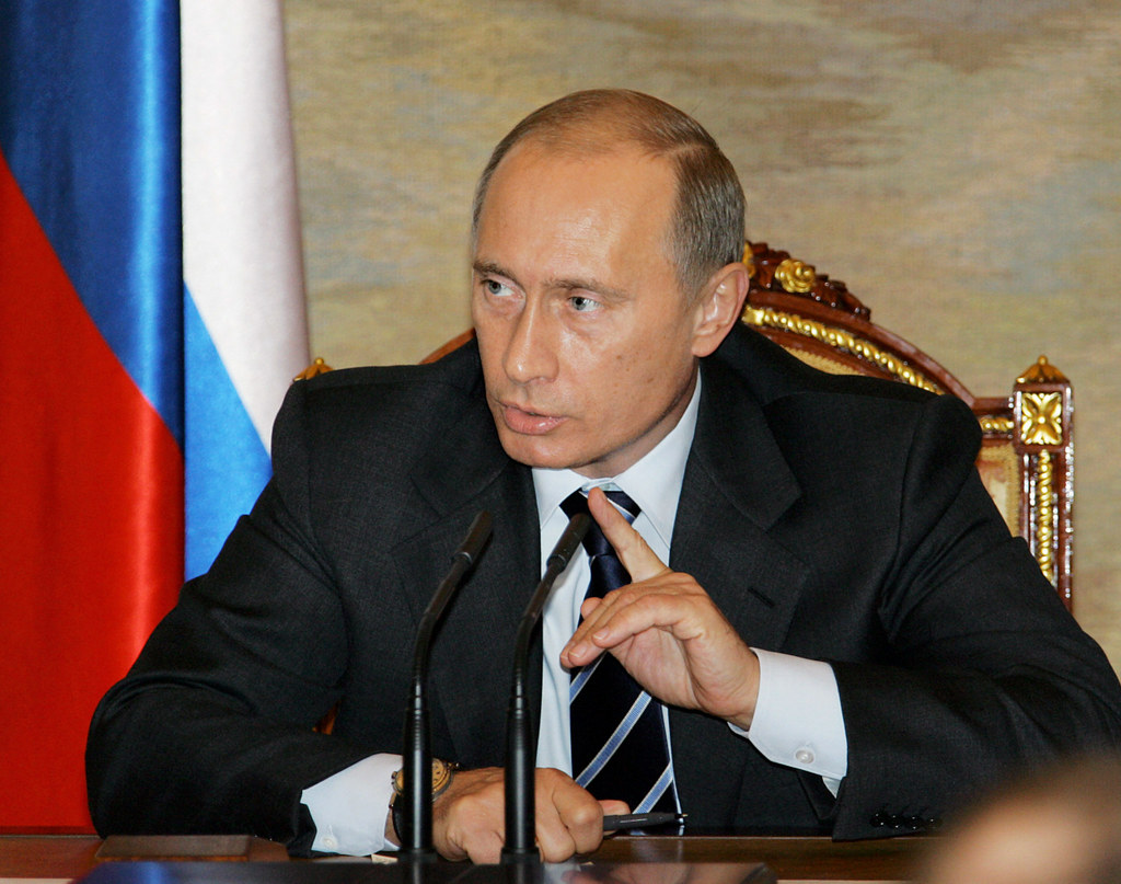 Putin miqrantlarla bağlı yeni qanun imzalayıb