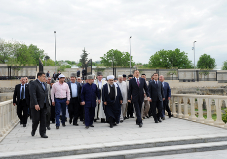 Allahşükür Paşazadə prezidentə Quran hədiyyə etdi - FOTOLAR