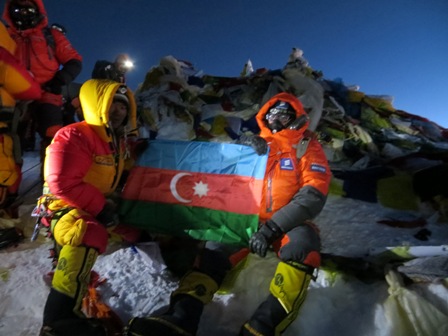 Azərbaycan bayrağı dünyaının ən hündür nöqtəsinə sancılıb - FOTO