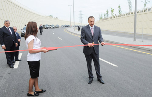 Yeni açılışı olan yolda ilk avtomobili İlham Əliyev sürdü
