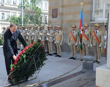 Prezident Xalq Cümhuriyyətinin şərəfinə ucaldılmış abidəni ziyarət edib 