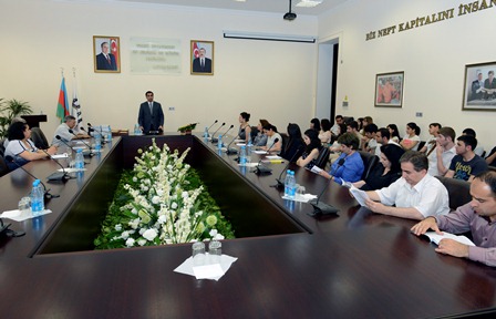 Elmar Qasımov tələbələri mükafatlandırıb 