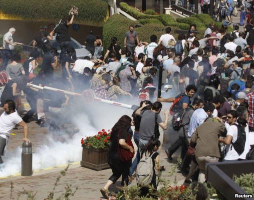 Türkiyədə qarşıdurma pik həddində - Polis Taksim meydanına daxil oldu
