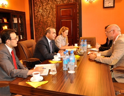 Azay Quliyev almaniyalı qonağı qəbul edib