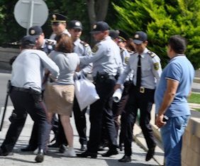 Bakıda jurnalistlərə qarşı zor işlətmiş polislər cəzalandırıldı