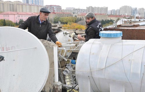 Bakıda binaların damlarındakı su çənləri söküləcək