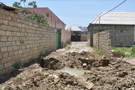 Bakıda su kəməri partladı, evləri su basdı - FOTOLAR