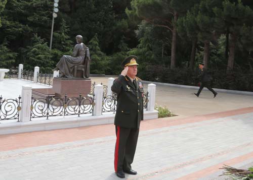 Müdafiə Nazirliyinin şəxsi heyəti Fəxri və Şəhidlər xiyabanlarını ziyarət edib 
