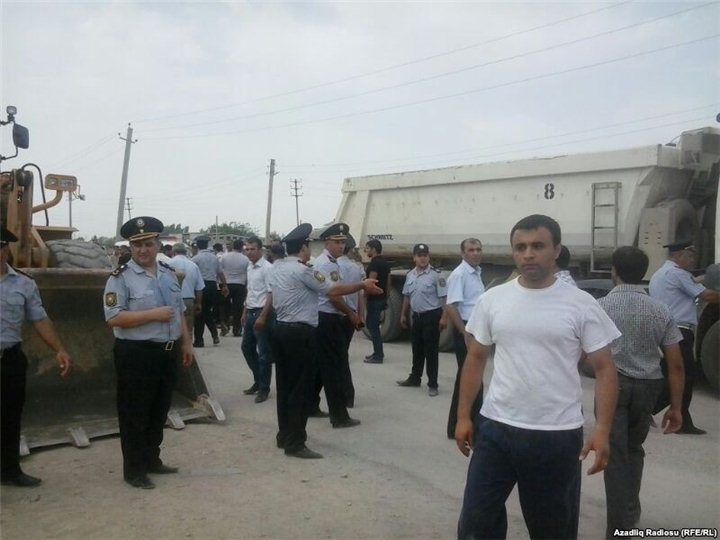 Köçkünlər Şəki-Oğuz-Bakı yolunu bağladılar, əraziyə polis çağırıldı 