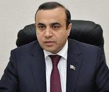 Azay Quliyev mətbuat nümayəndələrini təbrik etdi