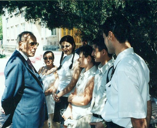 Bir şəklin tarixçəsi: Heydər Əliyev, hörüklü Qənirə Paşayeva və isti Naxçıvan...