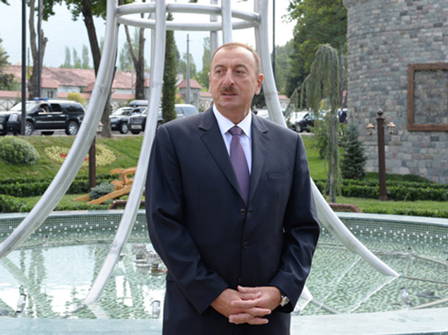 Prezident məmurlara barmaq silkələdi: “Özlərini apara bilmirlər”