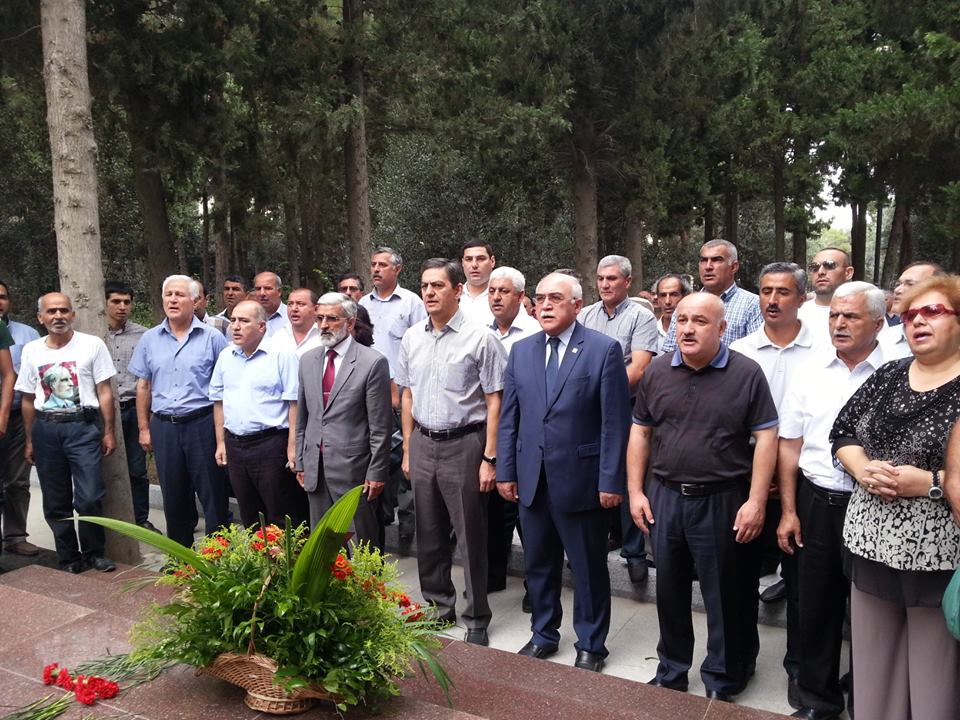 Müxalifət Elçibəyin məzarını ziyarət edib - FOTO