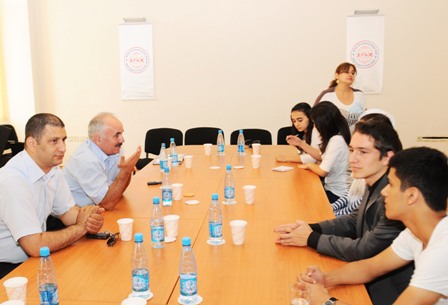 Jurnalistlər 700 bal toplayan abituriyentlərlə görüşüb - FOTO