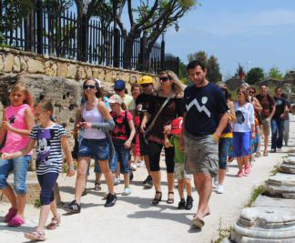 Azərbaycanlı turistlər Şərqə səyahətdən yan keçirlər