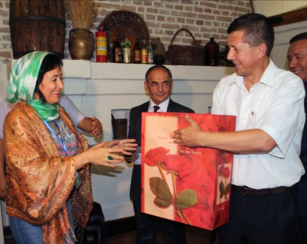 Azərbaycanlı jurnalist Özbəkistanda mükafatlandırıldı - FOTO
