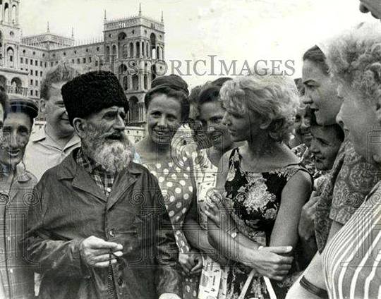 Bir şəklin tarixçəsi: Ağsaqqala hayıl-mayıl olan xanımlar...