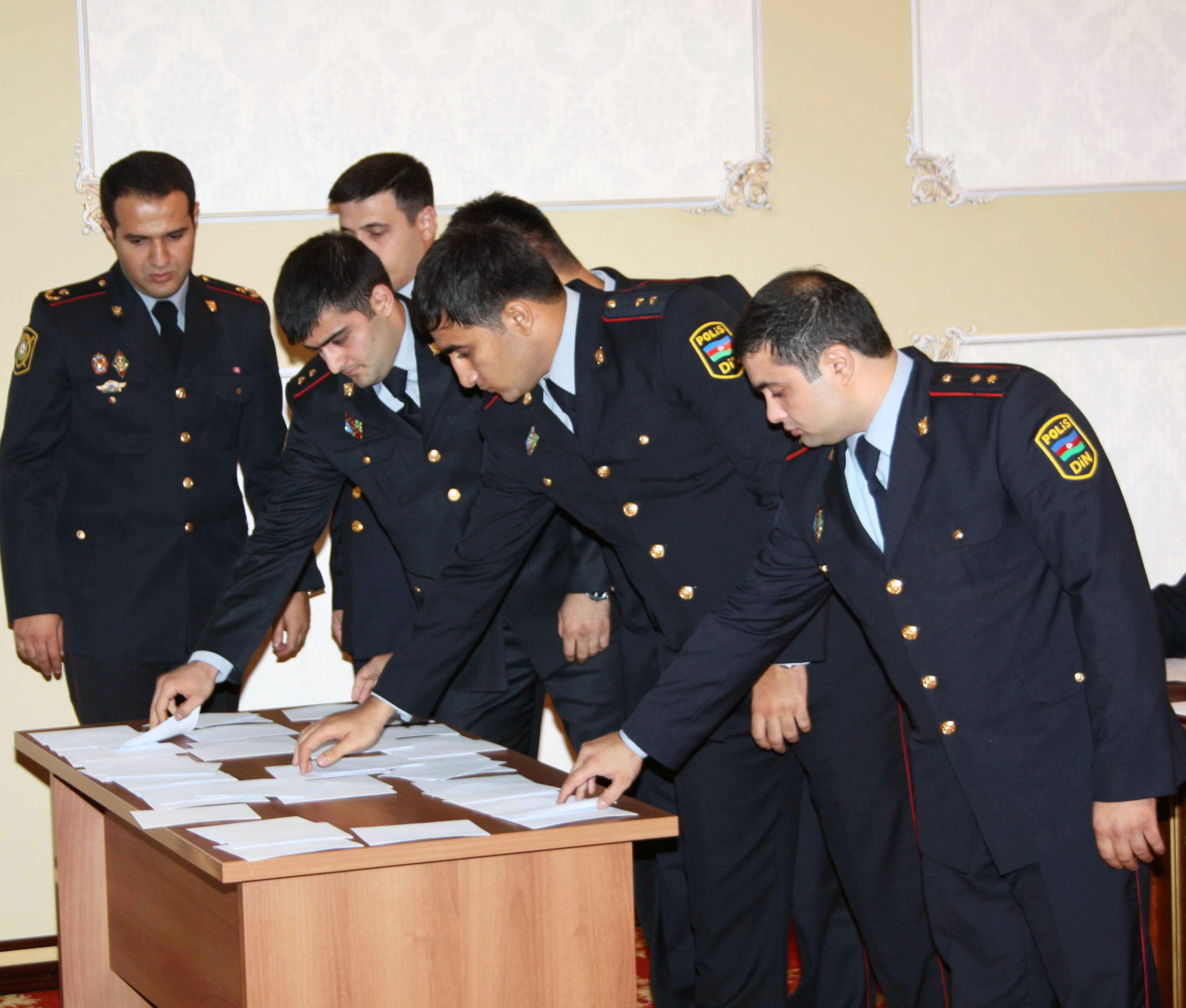 Polislər püşkatma yolu ilə rəis heyətinə qatıldı - FOTO