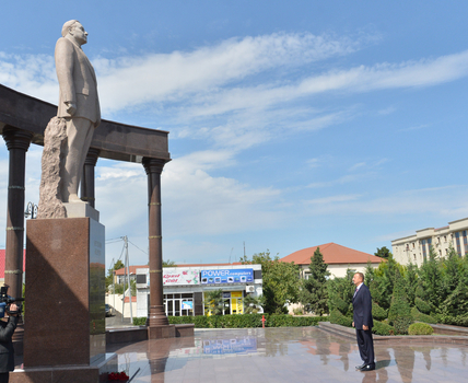 İlham Əliyev Şəmkirdə sakinlərlə görüşüb - FOTO