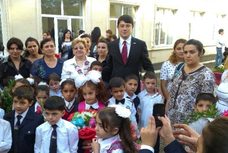 Deputat orta məktəbdə dərs keçdi - FOTOLAR