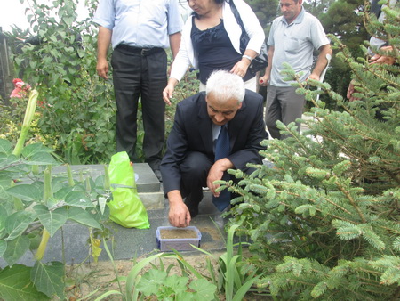 Azərbaycandakı şəhid məzarından götürülən torpaq Çanaqqalaya aparılır - FOTO