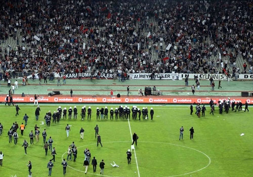 "Beşiktaş" - "Qalatasaray" oyunu yarımçıq qaldı - DAVA-DALAŞ