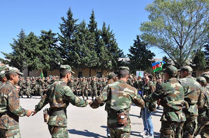 Deputat və əməkdar artist ön cəbhədə xarici qonaqlarla "Dostluq körpüsü" qurdu - FOTOLAR