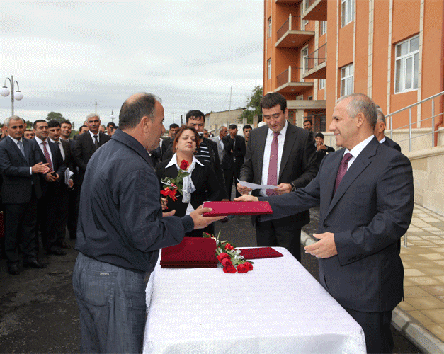 Nazir əlil və şəhid ailələrinə yeni mənzillər verdi - FOTOLAR