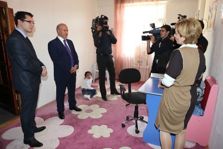 Nazir Sumqayıtda aztəminatlı ailələrlə görüşdü