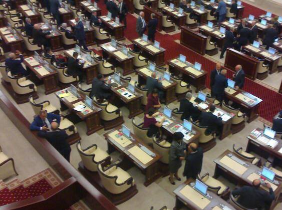 Prezidentliyə namizəd deputatlar Milli Məclisin iclasına gəlmədilər