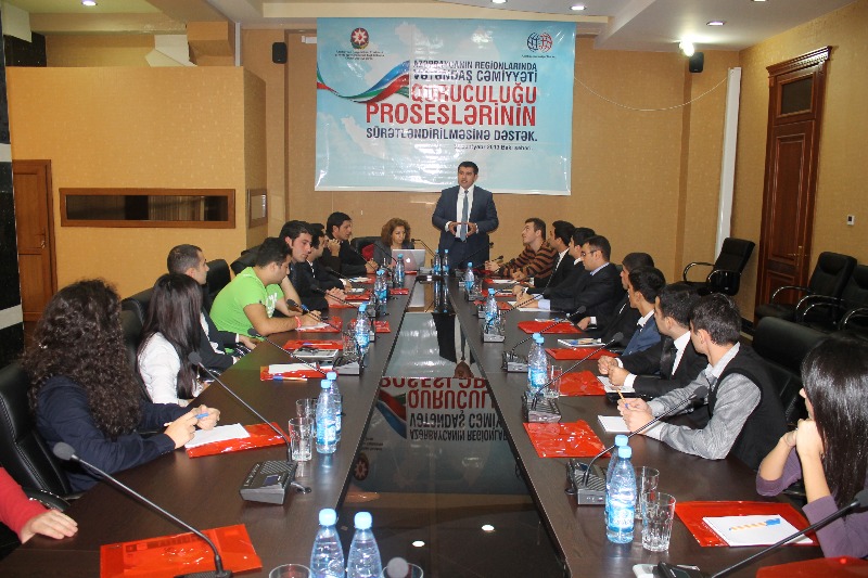 Gənclər vətəndaş cəmiyyəti quruculuğunu müzakirə ediblər