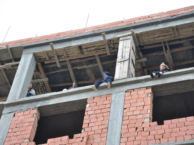 Bakıda ailəvi intihar cəhdi - ana öz uşaqları ilə özünü çoxmərtəbəli binadan atmaq istəyib