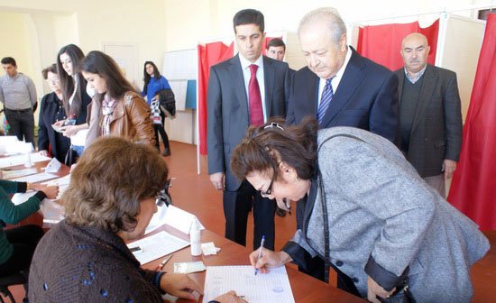 Azərbaycanın eks-prezidenti səs verib - FOTOLAR