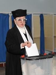 Lalə Şövkət seçkilərə oğlu ilə gəldi - FOTOLAR 