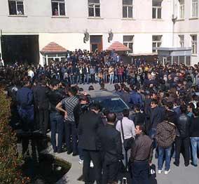 “Tələbələr elə başa düşüb ki, test üsulu ləğv olunacaq” - Aksiya keçirilən universitetdən İZAHAT