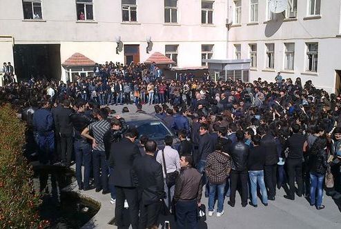 Eks-deputat Pedaqoji Universitetin etirazçı tələbələrinin müdafiəsinə qalxdı 