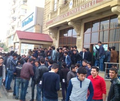 Sabiq deputatın Bakıdakı universitetində tələbələr AKSİYA keçirir
