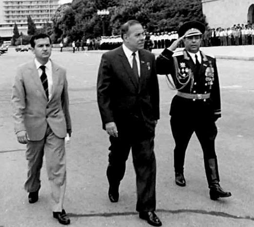 Bir şəklin tarixçəsi: Ağ-qara fonda 3 general - qüdrətli Əliyev, sərt Bərşadlı və gənc Hüseynov