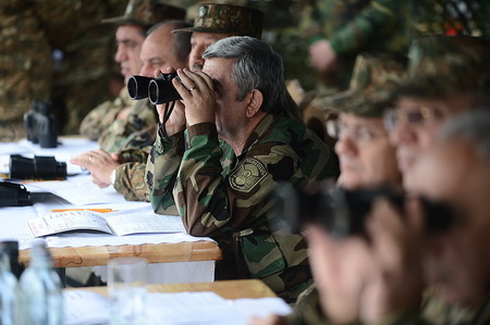 Serj Sərkisyan Qarabağdakı cəbhə xəttində təlimləri izləyib
