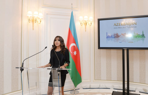 Mehriban Əliyeva Parisdə açılmış sərgidə- FOTOLAR