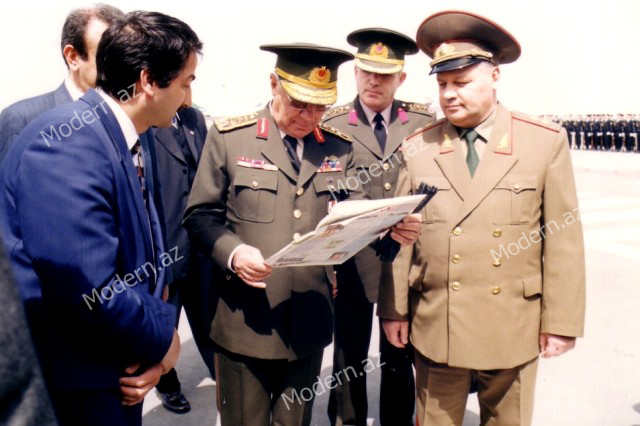 Bir şəklin tarixçəsi: İki generalın qürubu - Zəfər paradını əldən verən Əbiyev və həbs olunan Karadayı