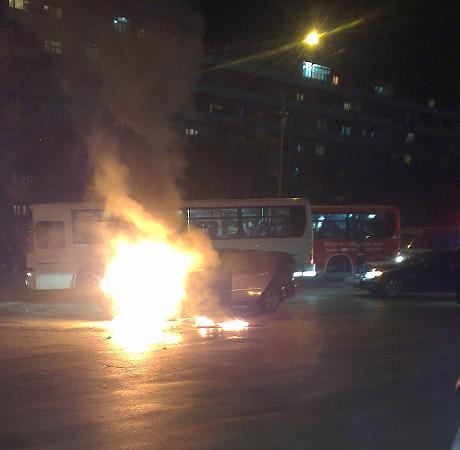 Bakıda "Mercedes" alışıb yandı - FOTOLAR