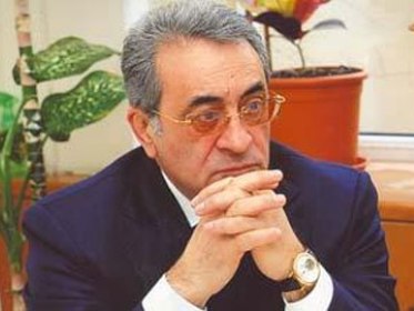 İlham Rəhimov təqdimata hazırlaşır