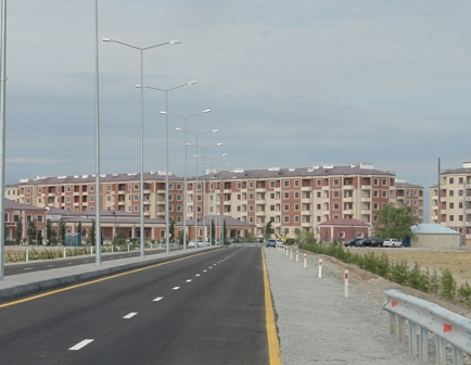 866 köçkün ailəsini yeni şəhərciyə köçürməyə başladılar - FOTO