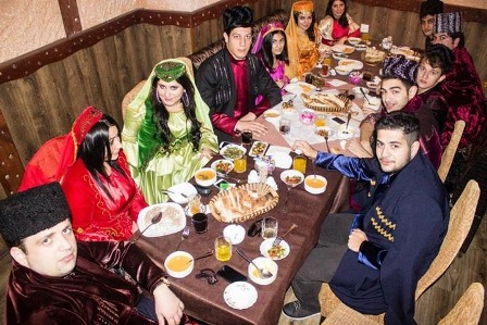 Gənc  fəallar milli geyimdə Bakı küçələrinə çıxdılar- FOTOLAR