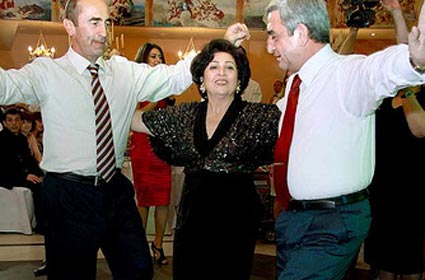 Yerevanda Sərkisyan alçaq, Ermənistan nökər adlandırıldı