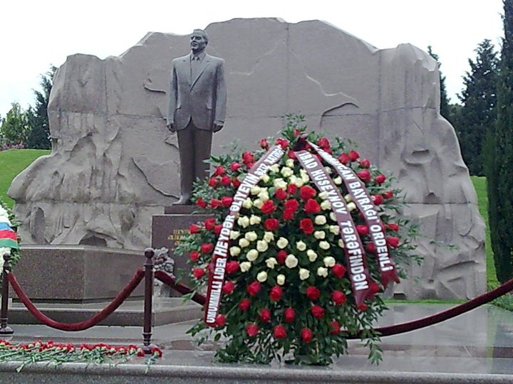 YAP Heydər Əliyevlə bağlı anım mərasimi təşkil edib