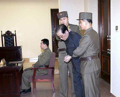 Koreya liderinin dayısını pulemyotla güllələyiblər - FOTO