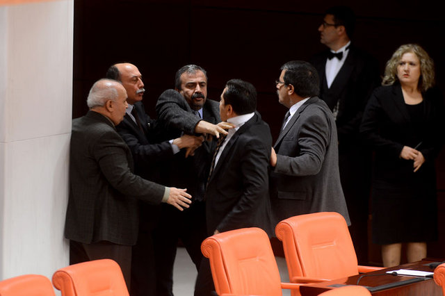 Türkiyə parlamentində dava - FOTO